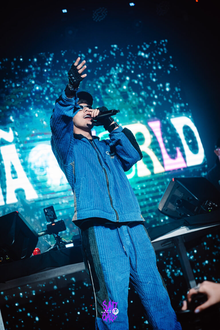 Rapper ergue o braço diante do telão — Sad Baile Joker, Halloween em São Paulo, 17/10/2026