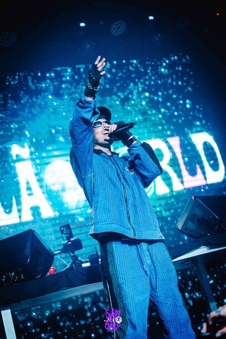 Rapper de boné aponta para o alto — Sad Baile Joker, Halloween em São Paulo, 17/10/2026
