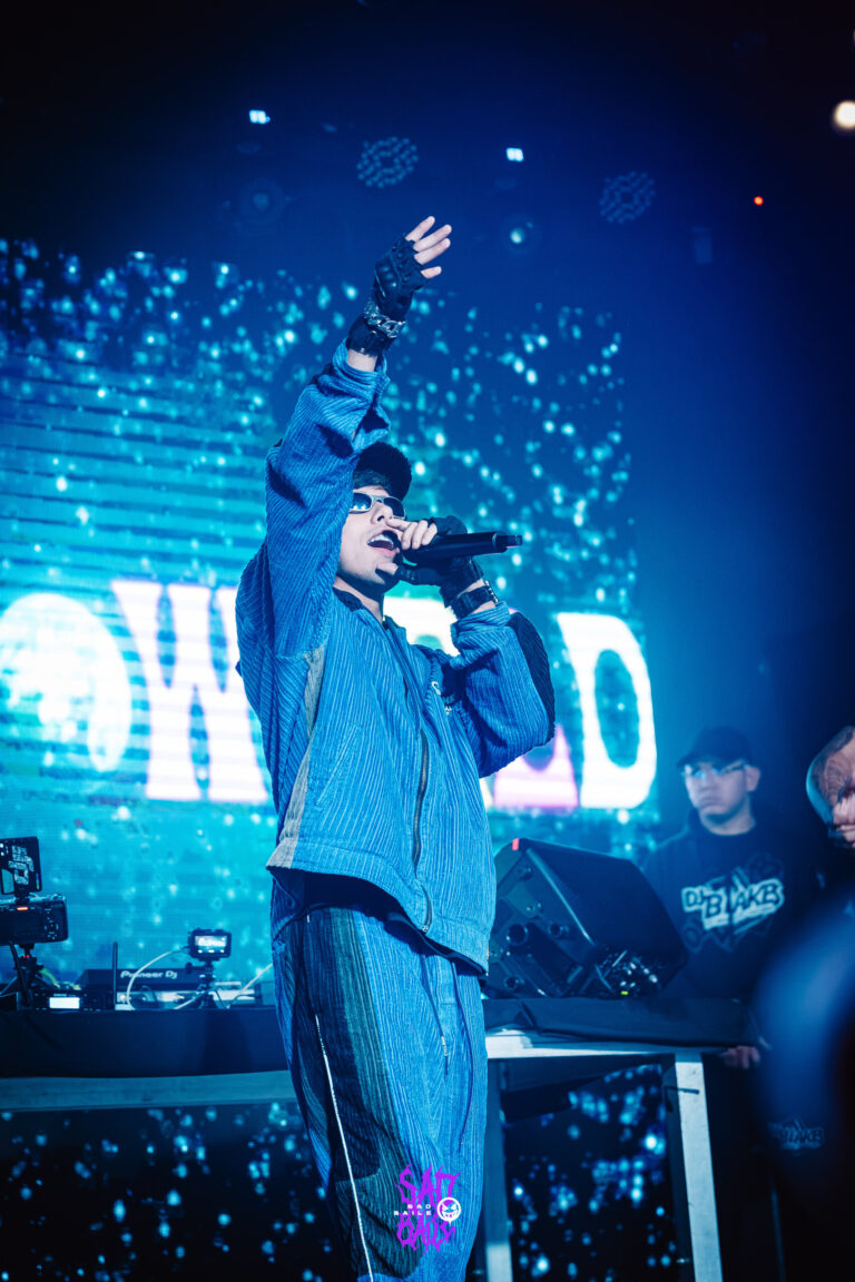 Rapper canta com o braço erguido — Sad Baile Joker, Halloween em São Paulo, 17/10/2026