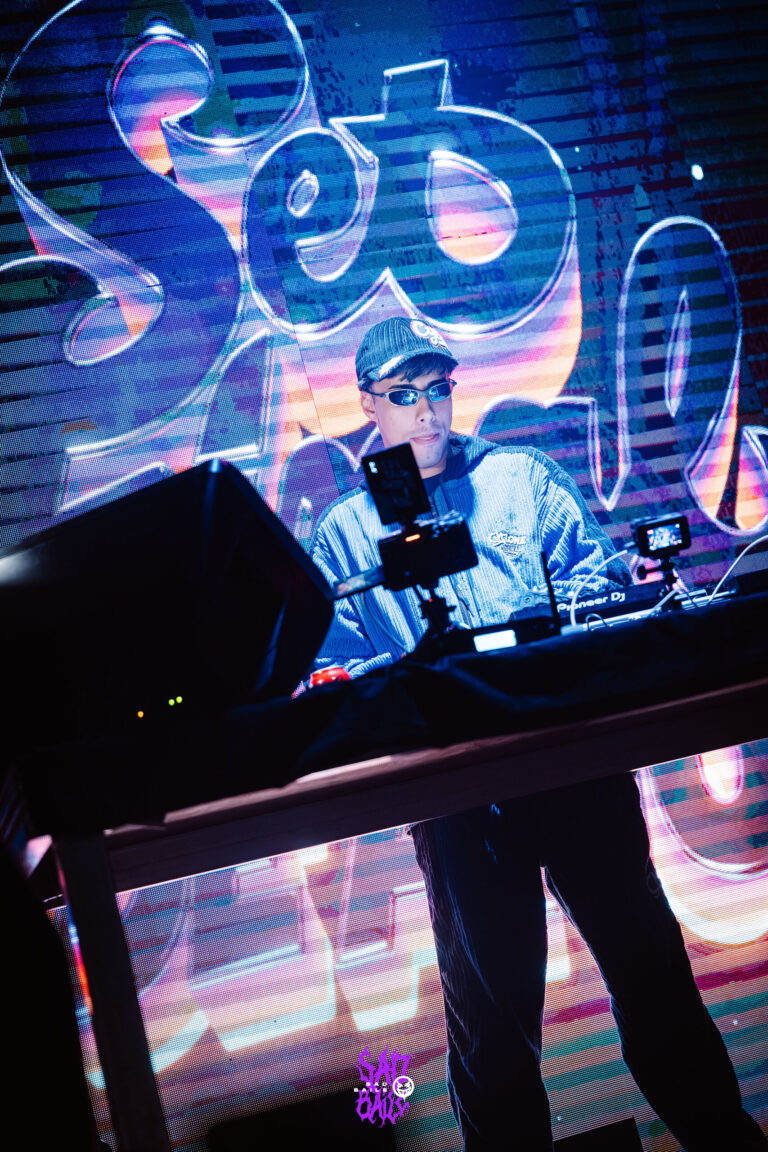 DJ toca diante do telão com letreiro grafitado — Sad Baile Joker, Halloween em São Paulo, 17/10/2026