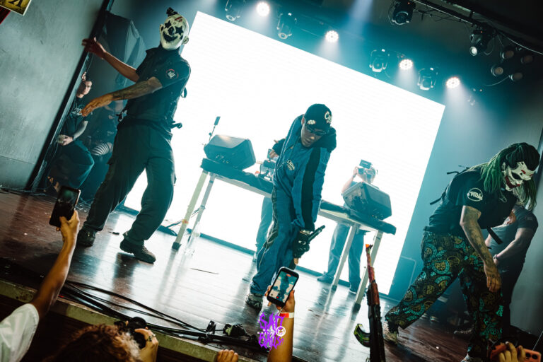 Rapper no palco com artistas mascarados — Sad Baile Joker, Halloween em São Paulo, 17/10/2026