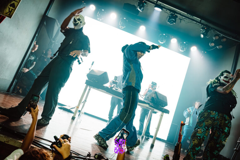 Show com artistas de máscara de Coringa no palco — Sad Baile Joker, Halloween em São Paulo, 17/10/2026