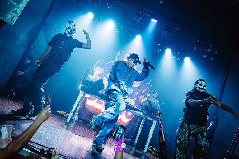 Palco com rapper e dançarinos mascarados — Sad Baile Joker, Halloween em São Paulo, 17/10/2026
