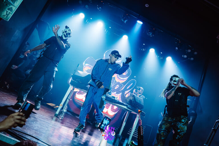 Show sob luzes azuis com artistas mascarados — Sad Baile Joker, Halloween em São Paulo, 17/10/2026