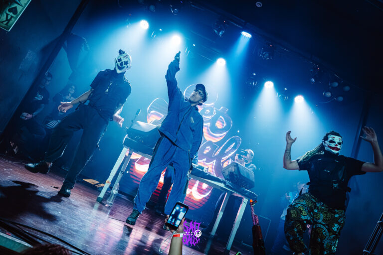 Rapper e artistas mascarados no palco — Sad Baile Joker, Halloween em São Paulo, 17/10/2026