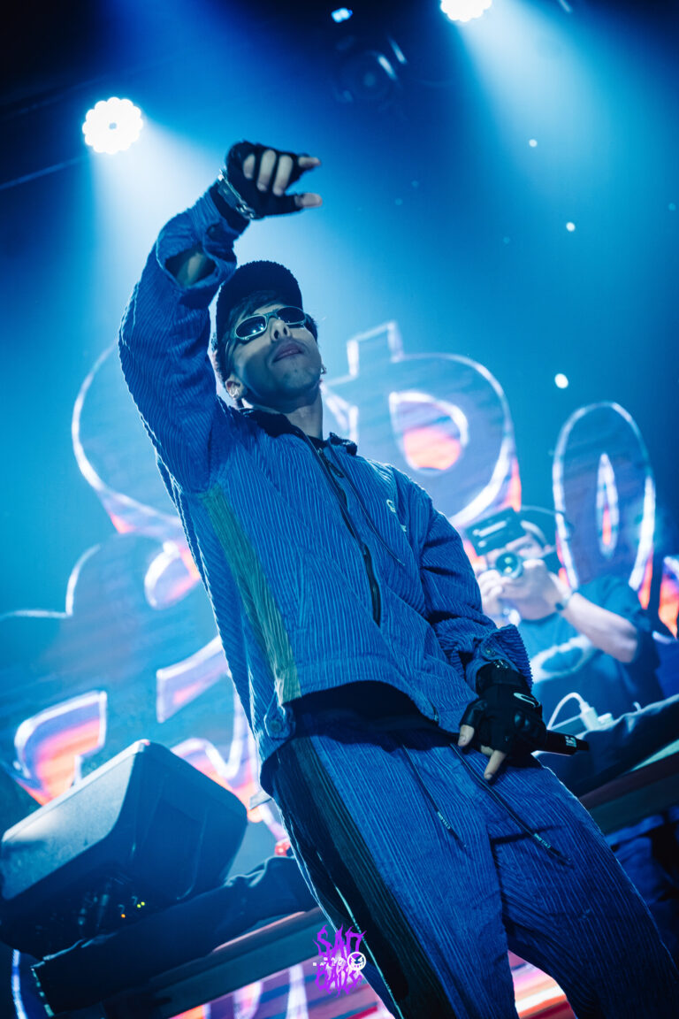 Rapper ergue o punho no palco — Sad Baile Joker, Halloween em São Paulo, 17/10/2026