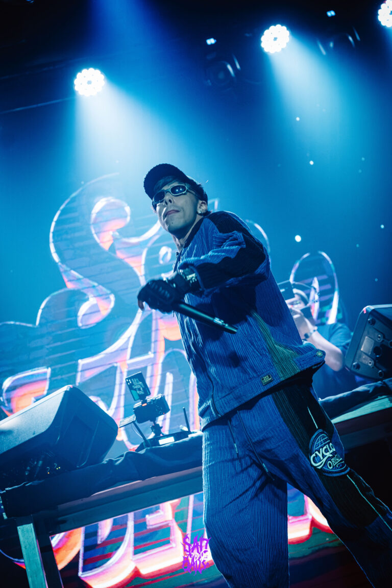 Rapper canta olhando para a plateia — Sad Baile Joker, Halloween em São Paulo, 17/10/2026