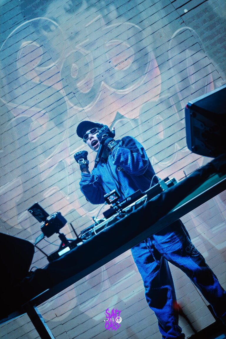 Rapper canta atrás da mesa do DJ — Sad Baile Joker, Halloween em São Paulo, 17/10/2026