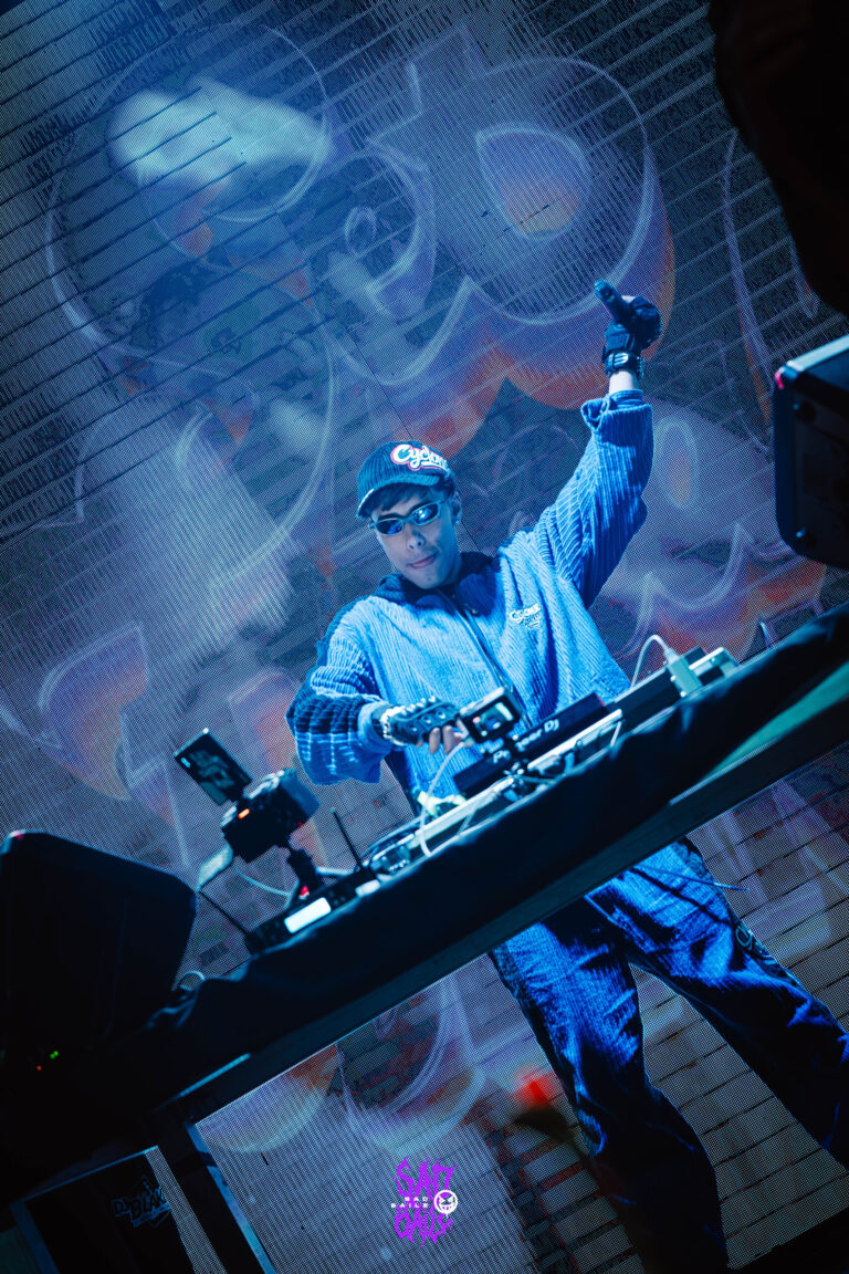 Rapper ergue o punho na mesa do DJ — Sad Baile Joker, Halloween em São Paulo, 17/10/2026