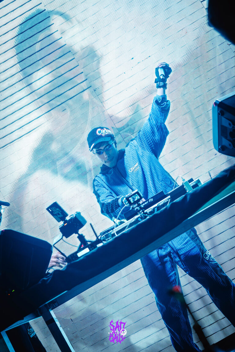 Rapper comemora atrás da mesa do DJ — Sad Baile Joker, Halloween em São Paulo, 17/10/2026