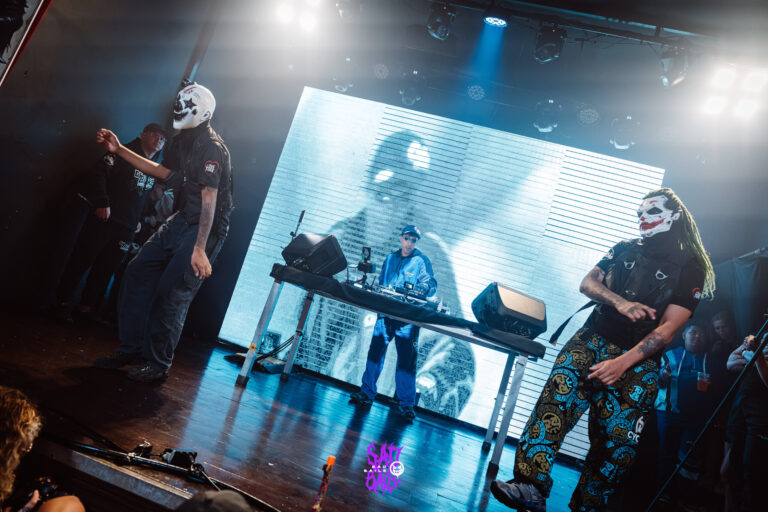 Show com artistas mascarados e telão branco — Sad Baile Joker, Halloween em São Paulo, 17/10/2026