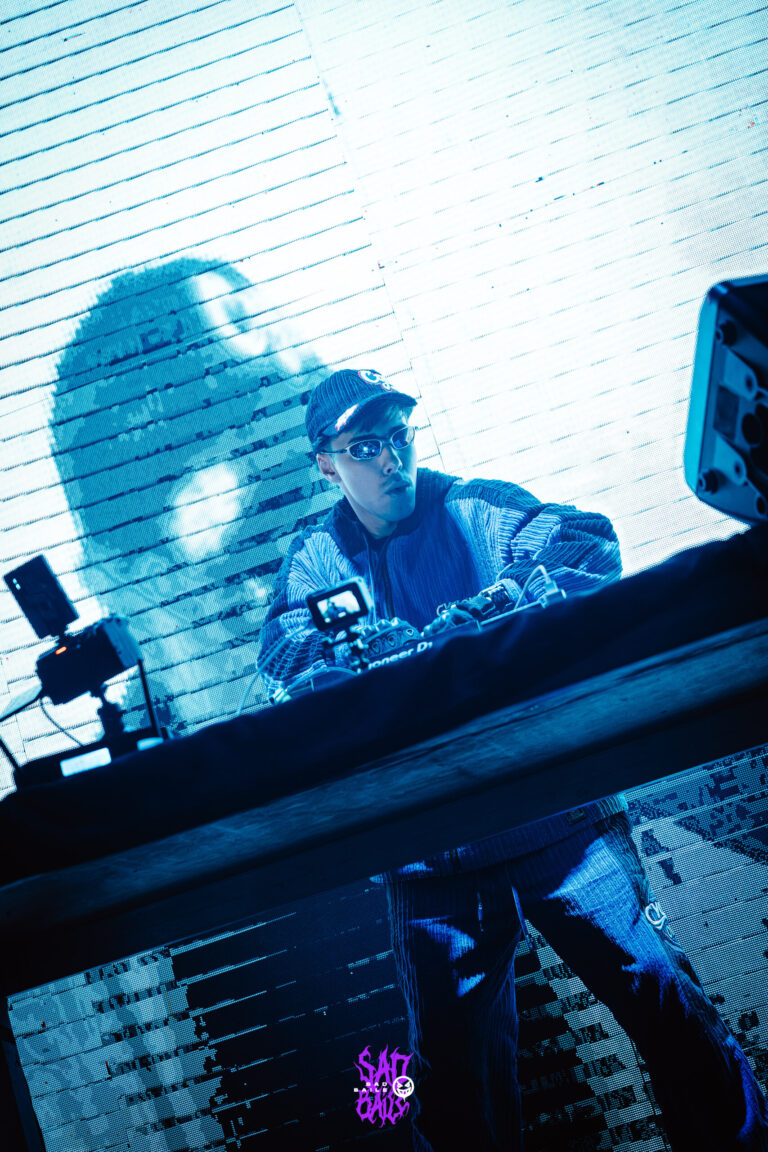 Rapper na mesa do DJ com luz branca — Sad Baile Joker, Halloween em São Paulo, 17/10/2026