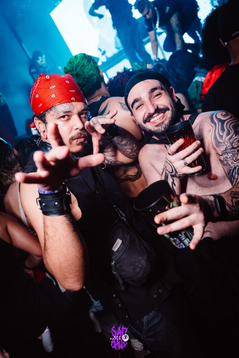 Amigos de bandana vermelha e peruca verde fazem pose — Sad Baile Joker, Halloween em São Paulo, 17/10/2026