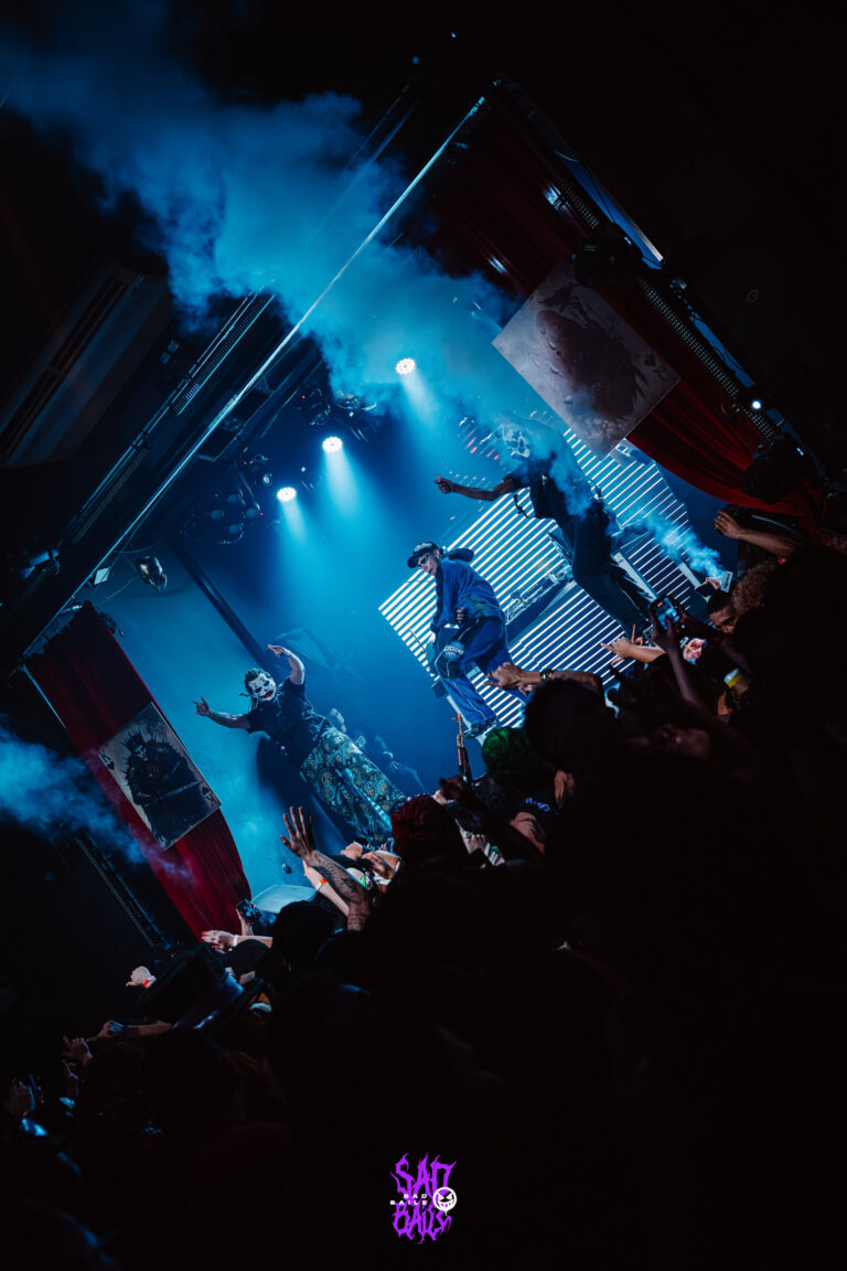 Show com fumaça sobre o palco — Sad Baile Joker, Halloween em São Paulo, 17/10/2026