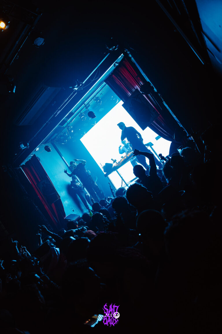 Palco iluminado visto do fundo da pista — Sad Baile Joker, Halloween em São Paulo, 17/10/2026