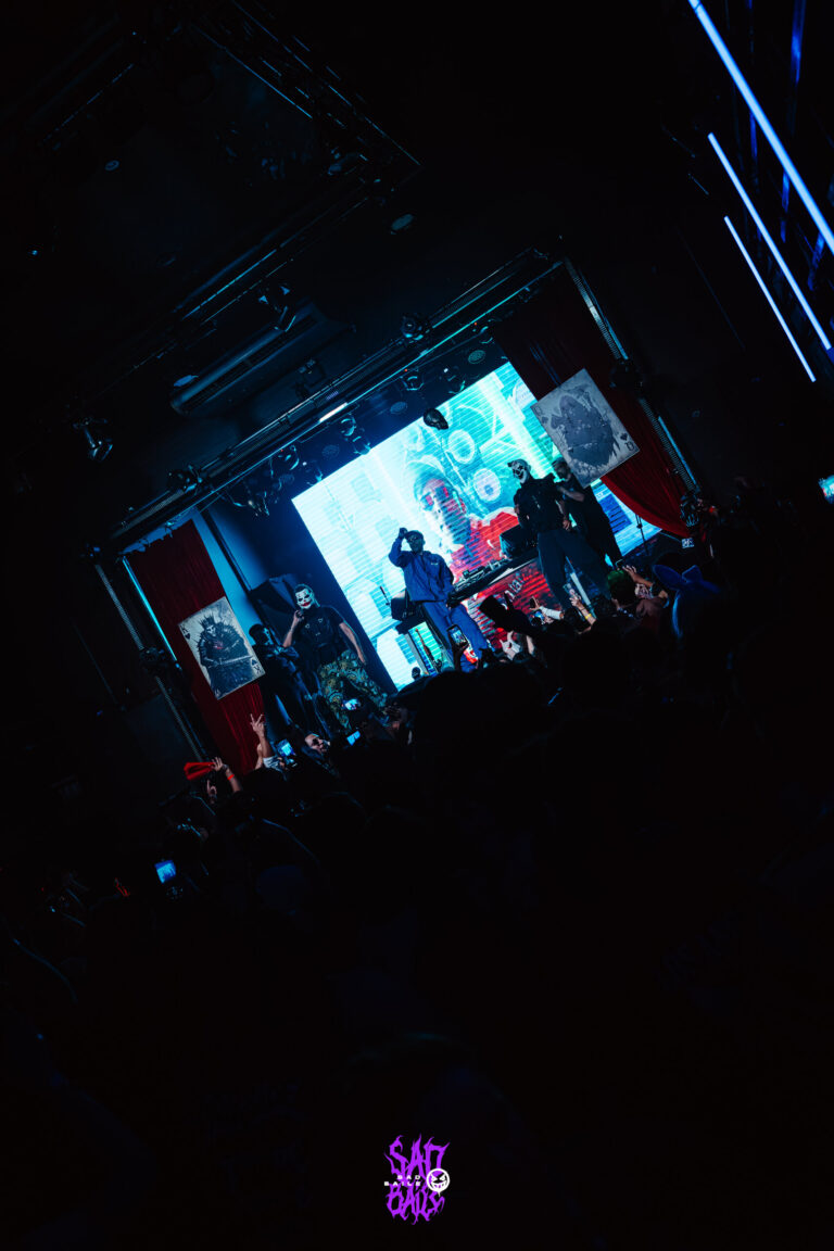 Palco iluminado no fundo da pista escura — Sad Baile Joker, Halloween em São Paulo, 17/10/2026
