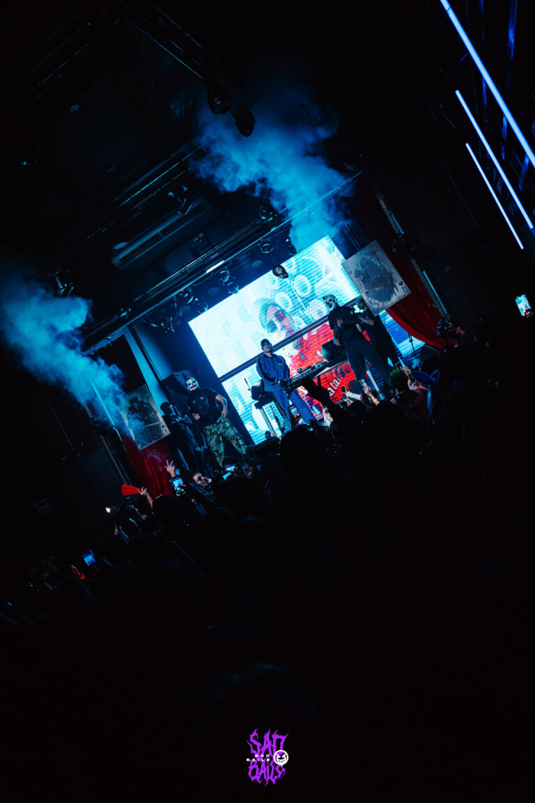 Fumaça sobre o palco vista da pista — Sad Baile Joker, Halloween em São Paulo, 17/10/2026
