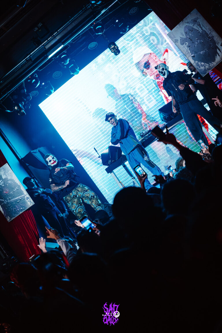 Artistas no palco diante do telão iluminado — Sad Baile Joker, Halloween em São Paulo, 17/10/2026