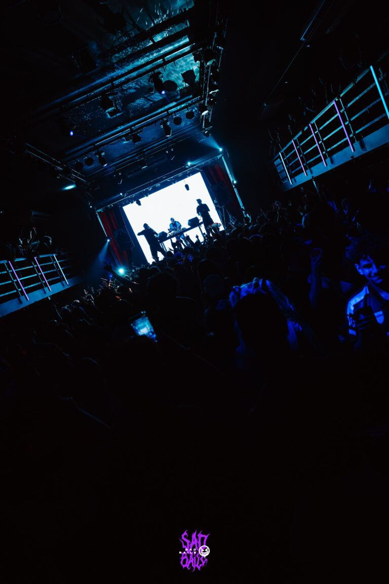 Palco iluminado visto do alto — Sad Baile Joker, Halloween em São Paulo, 17/10/2026