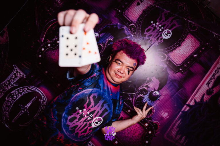 Carta de baralho em primeiro plano no painel de Halloween — Sad Baile Joker, Halloween em São Paulo, 17/10/2026