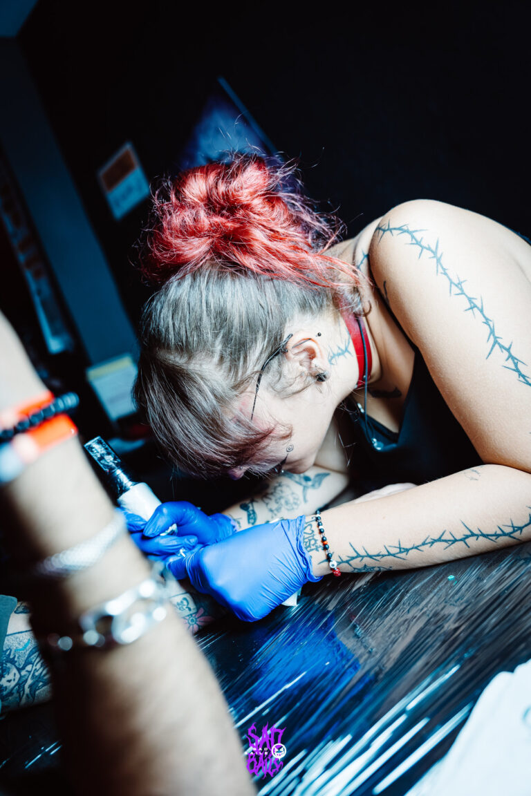 Tatuadora faz tatuagem durante a festa — Sad Baile Joker, Halloween em São Paulo, 17/10/2026