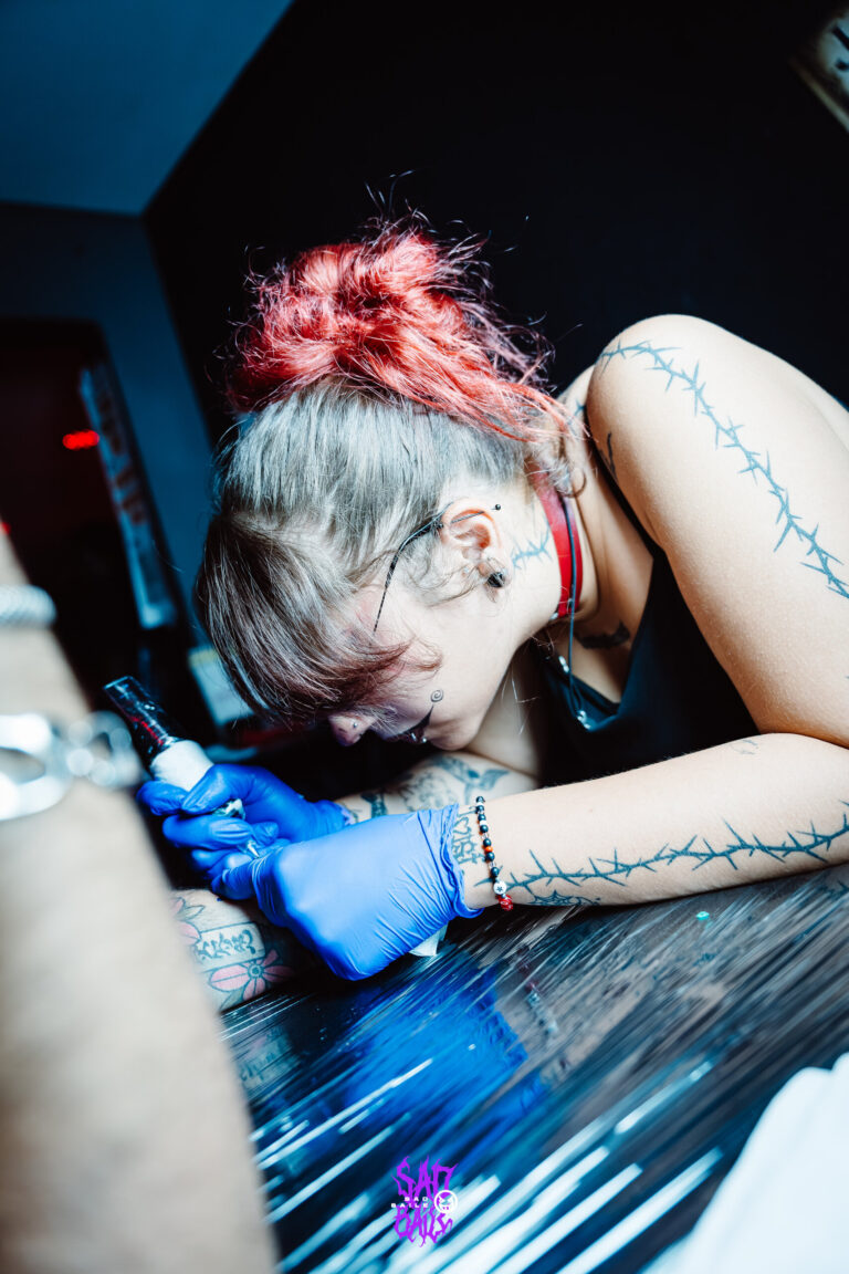 Tatuadora de cabelo rosa trabalha na festa — Sad Baile Joker, Halloween em São Paulo, 17/10/2026