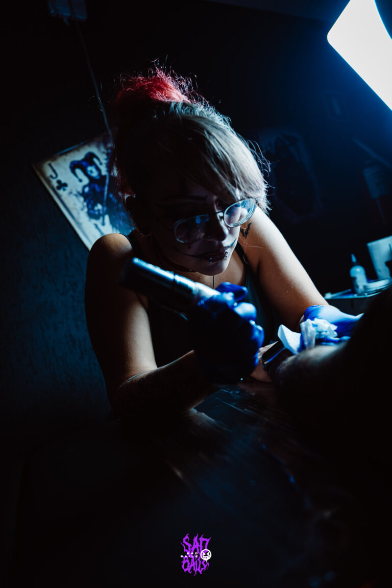 Tatuadora trabalha no estúdio da festa — Sad Baile Joker, Halloween em São Paulo, 17/10/2026