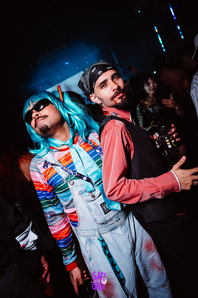 Fantasia de Chucky de peruca azul e macacão — Sad Baile Joker, Halloween em São Paulo, 17/10/2026
