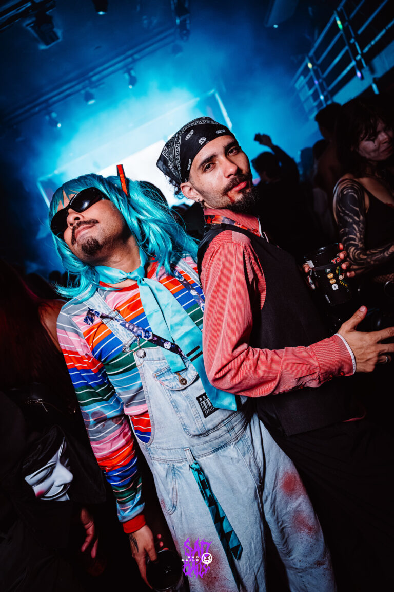 Chucky de peruca azul e amigo de bandana — Sad Baile Joker, Halloween em São Paulo, 17/10/2026