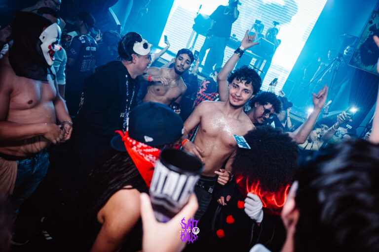 Galera agita na pista diante do palco — Sad Baile Joker, Halloween em São Paulo, 17/10/2026