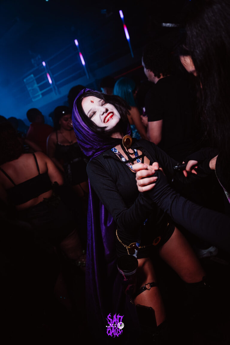 Garota de cabelo roxo sorri na pista — Sad Baile Joker, Halloween em São Paulo, 17/10/2026