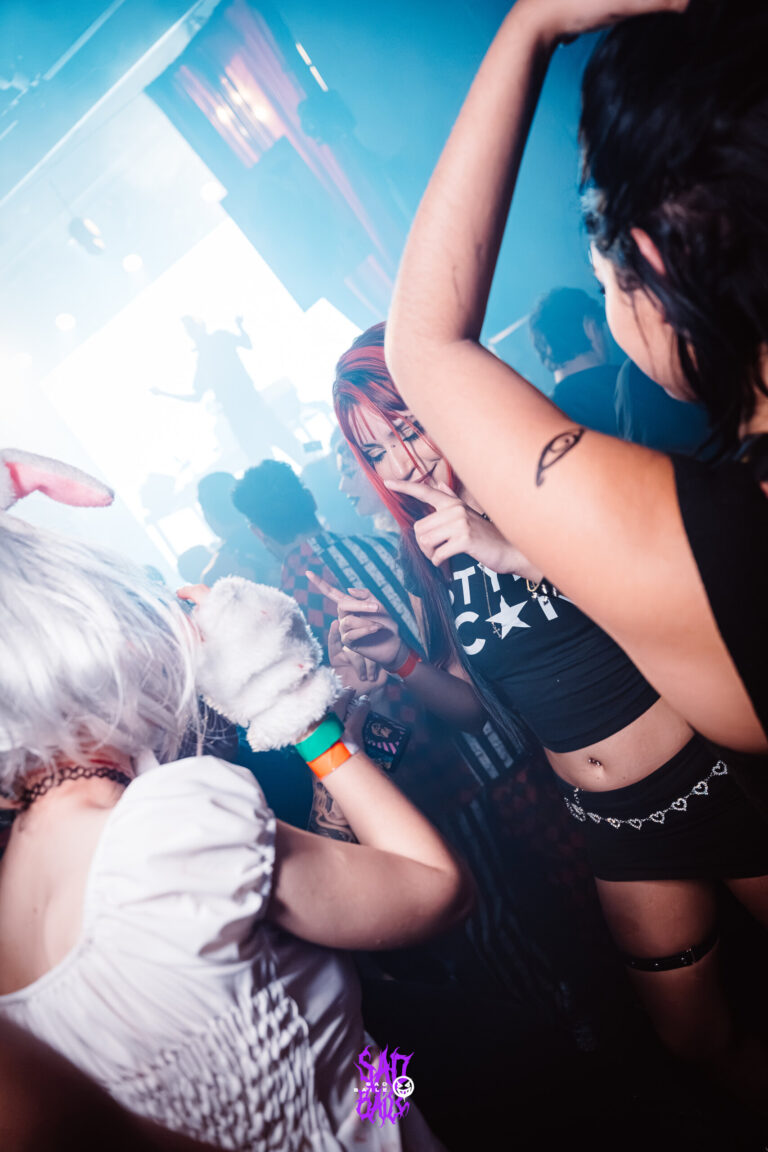 Amigas dançam com os braços para cima — Sad Baile Joker, Halloween em São Paulo, 17/10/2026