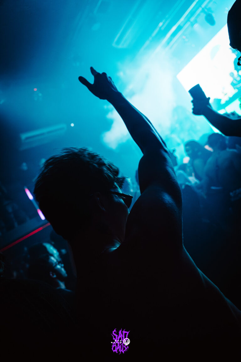 Silhuetas do público diante do palco — Sad Baile Joker, Halloween em São Paulo, 17/10/2026