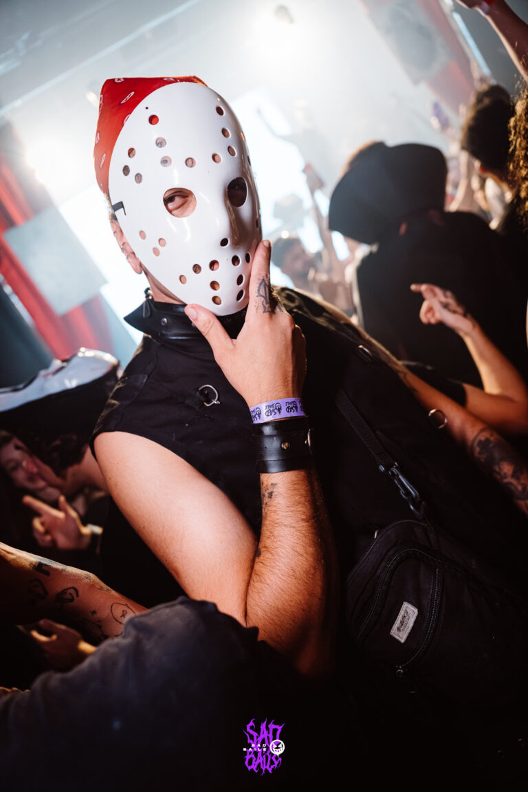 Fantasia de Jason com gorro de Papai Noel — Sad Baile Joker, Halloween em São Paulo, 17/10/2026