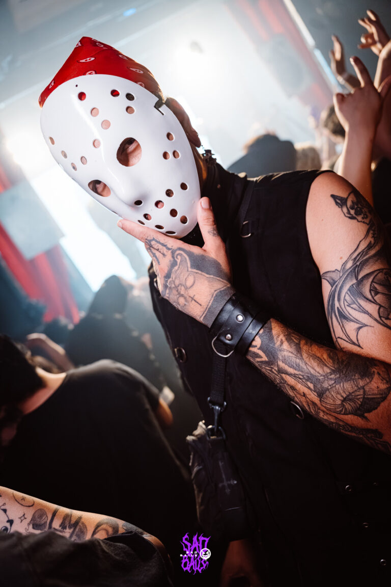 Máscara de Jason com gorro natalino na pista — Sad Baile Joker, Halloween em São Paulo, 17/10/2026