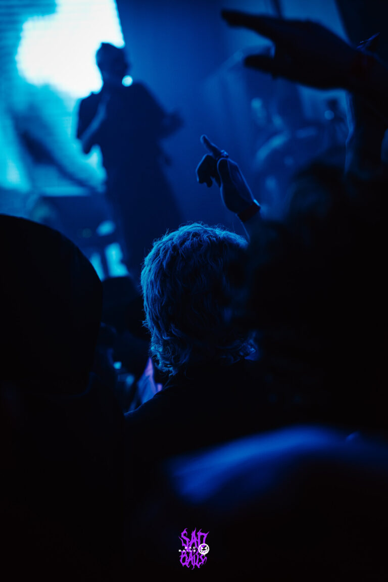 Plateia na contraluz do palco — Sad Baile Joker, Halloween em São Paulo, 17/10/2026