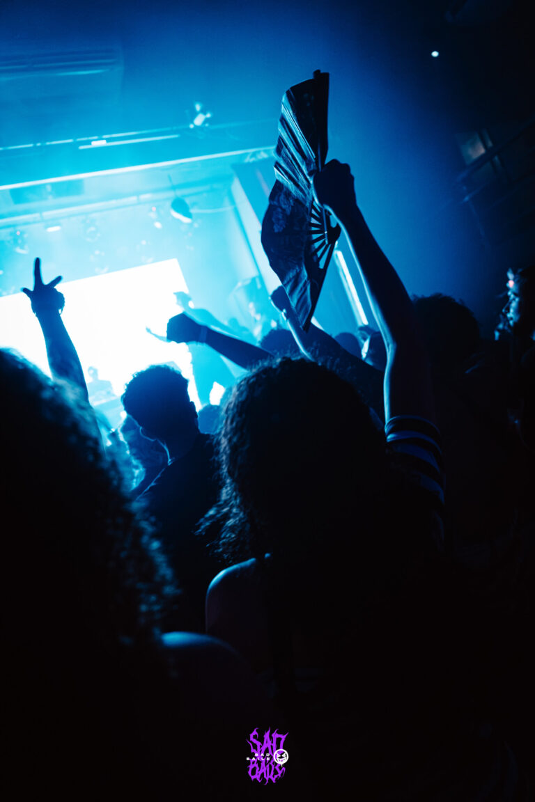 Mãos para o alto diante do palco iluminado — Sad Baile Joker, Halloween em São Paulo, 17/10/2026