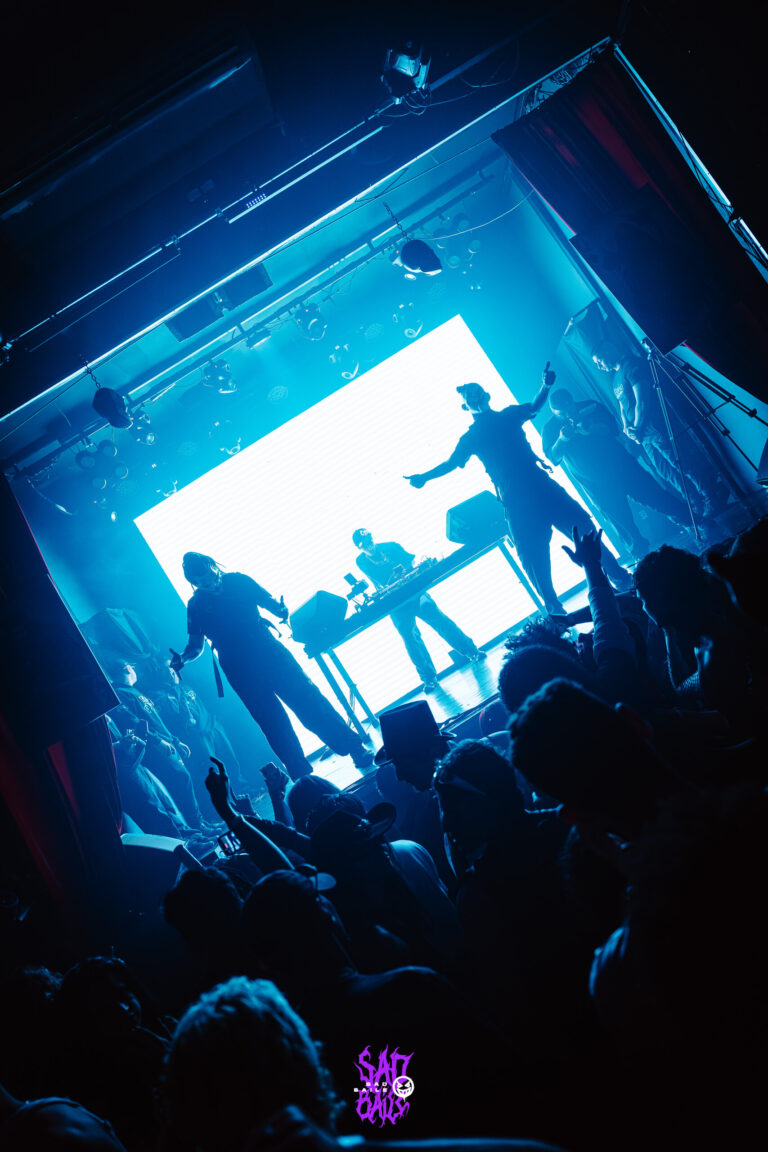Show visto em contraluz do meio da pista — Sad Baile Joker, Halloween em São Paulo, 17/10/2026