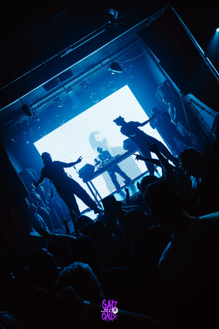 Artistas em silhueta no palco — Sad Baile Joker, Halloween em São Paulo, 17/10/2026