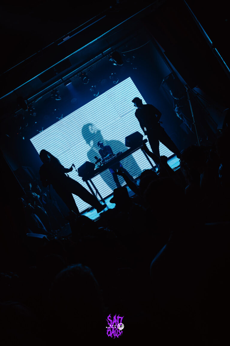 Silhueta dos artistas diante do telão branco — Sad Baile Joker, Halloween em São Paulo, 17/10/2026