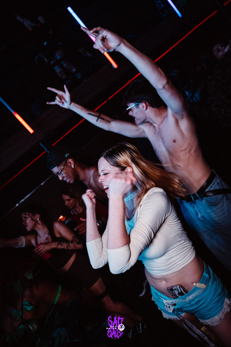 Garota dança com as mãos no rosto — Sad Baile Joker, Halloween em São Paulo, 17/10/2026