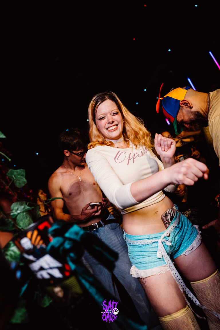 Garota de cabelo loiro e shorts jeans dança — Sad Baile Joker, Halloween em São Paulo, 17/10/2026