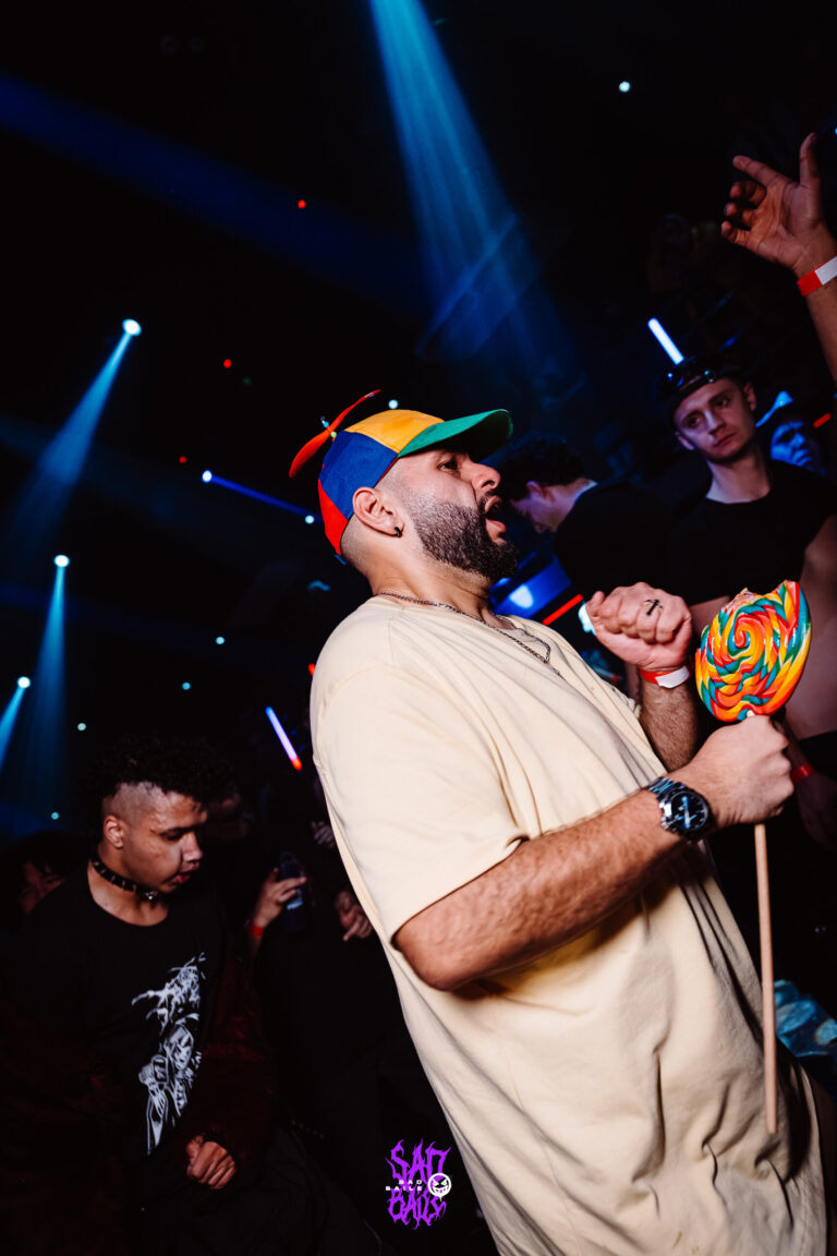 Rapaz de chapéu de hélice com pirulito gigante — Sad Baile Joker, Halloween em São Paulo, 17/10/2026