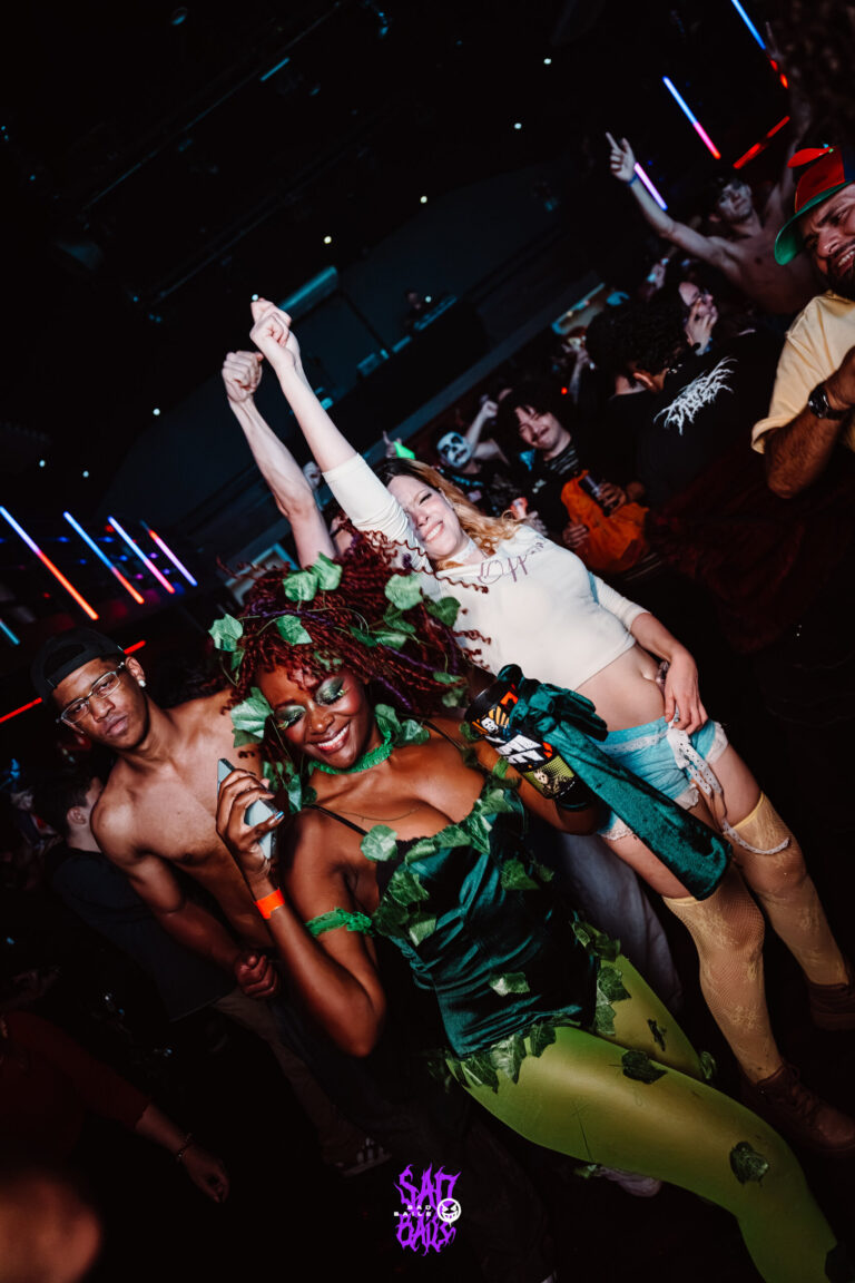 Hera Venenosa dança com o braço erguido — Sad Baile Joker, Halloween em São Paulo, 17/10/2026