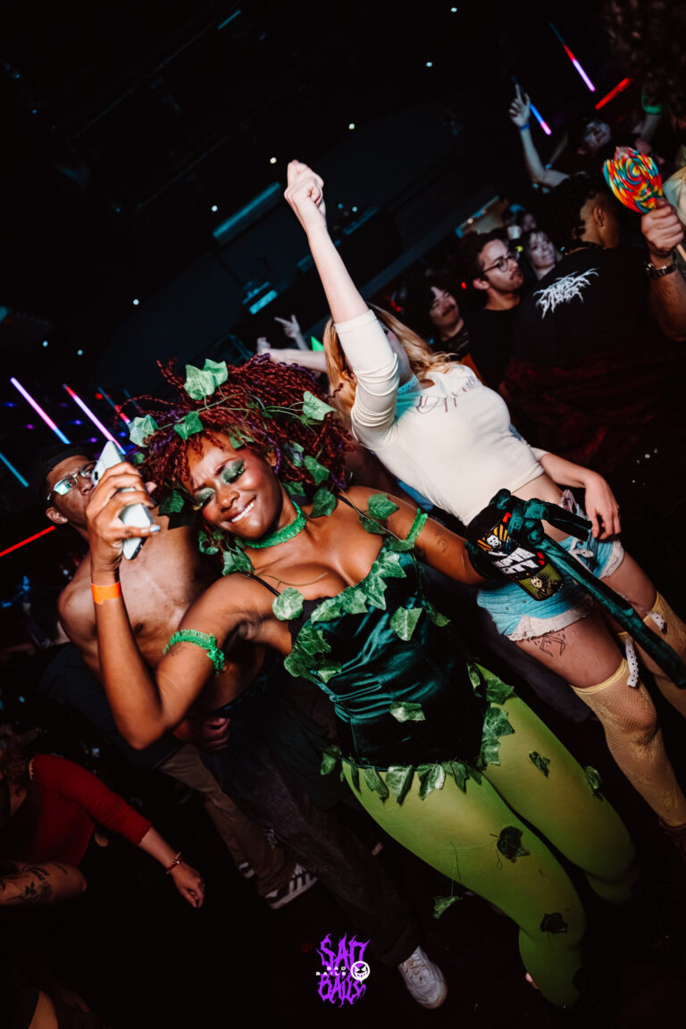 Hera Venenosa e amiga dançam na pista — Sad Baile Joker, Halloween em São Paulo, 17/10/2026