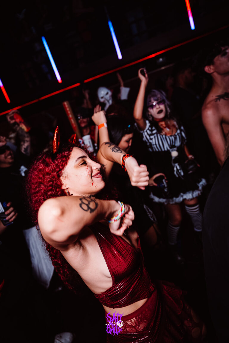 Garota de cabelo vermelho dança de olhos fechados — Sad Baile Joker, Halloween em São Paulo, 17/10/2026
