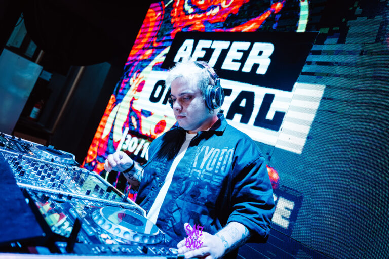 DJ toca diante do telão do after oficial — Sad Baile Joker, Halloween em São Paulo, 17/10/2026