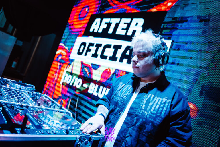 DJ de cabelo grisalho com o telão do after oficial — Sad Baile Joker, Halloween em São Paulo, 17/10/2026