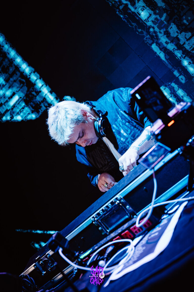 DJ concentrado nos controles — Sad Baile Joker, Halloween em São Paulo, 17/10/2026