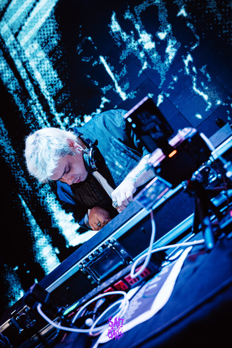 DJ de cabelo grisalho visto de cima — Sad Baile Joker, Halloween em São Paulo, 17/10/2026